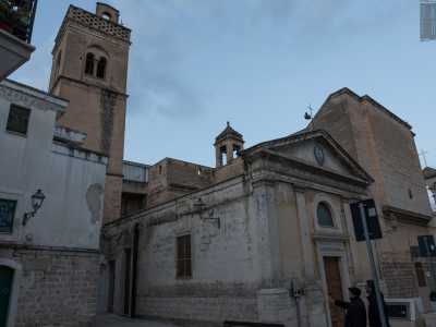 Svoltiamo quindi su via Garibaldi e qui, alle spalle di una cappella ottocentesca che prende il nome di Santissimo Sacramento, si erge il campanile